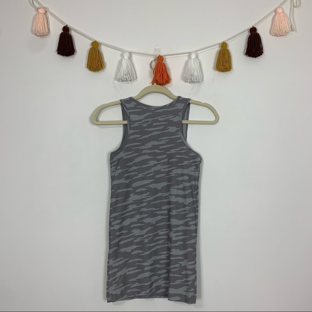 Under Armour Fitted Gray Camo Tank Top Size Small - Picture 9 of 9